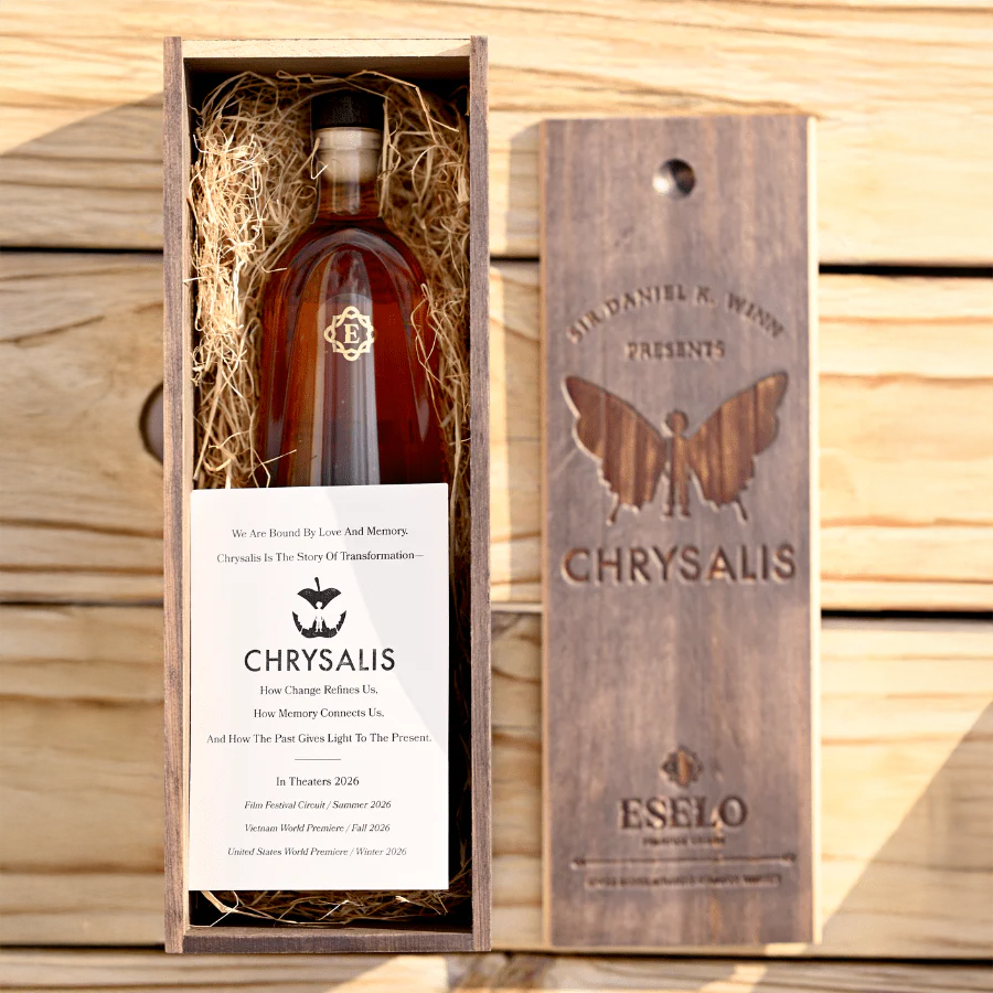 Eselo Chrysalis Single Barrel Straight Bourbon presented in a wooden box with a butterfly logo and a personal note.