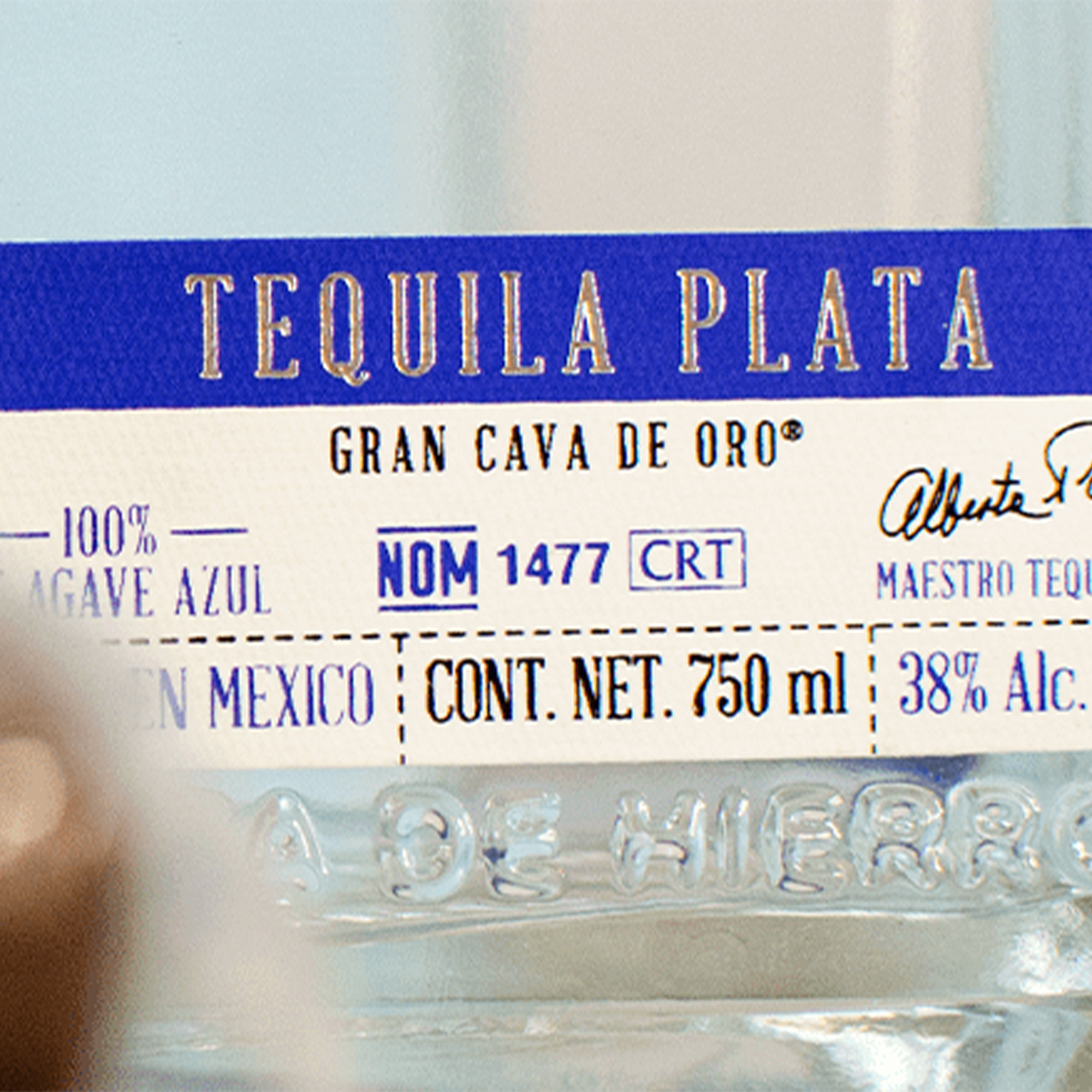 Label of Cava De Oro Plata Tequila, showcasing 100% agave, 750ml, 38% Alc, and NOM 1477 certification.
