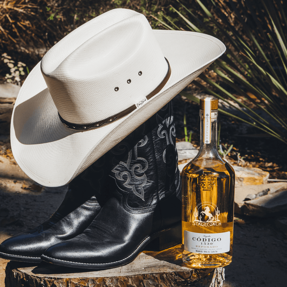 Código 1530 'STAGECOACH' Reposado Tequila bottle with cowboy hat and boots, showcasing western style and spirit.